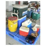 PALLET WITH ASSORTED COOLERS, COFFEE MUGS (PALLET PALLET WITH ASSORTED COOLERS, COFFEE MUGS (PALLET
