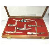 DISPLAY CASE WITH COLLECTIBLE POCKET KNIVES