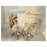 AMERICAN GIRL FIGURINES, 2 AMERICAN GIRL DISPLAY AMERICAN GIRL FIGURINES, 2 AMERICAN GIRL DISPLAY