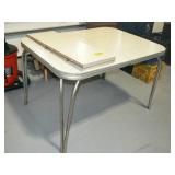 FORMICA TOP KITCHEN TABLE WITH 1 LEAF