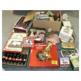 PALLET WITH HOLIDAY DÉCOR, OLD COKE BOTTLES PALLET WITH HOLIDAY DÉCOR, OLD COKE BOTTLES