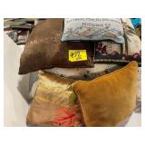 GROUP OF Dï¿½COR PILLOWS