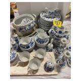 SET OF BLUE & WHITE 'BLUE DANUBE' CHINA