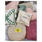 GROUP OF Dï¿½COR PILLOWS