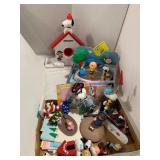 GROUP OF SNOOPY & PEANUTS CHARACTER COLLECTIBLES