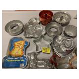 GROUP OF METAL BAKING PANS OF ALL STYLES