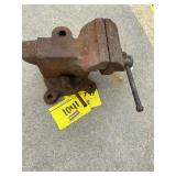 SMALL CAST IRON VISE