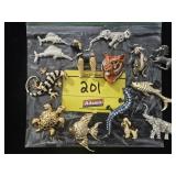 GROUP OF ANIMAL BROOCHES OF ALL KINDS