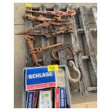 CLEVICE, GROUP OF CHAIN BINDERS, CRATE OF DOOR