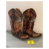 CORAL & CRAFTED SZ9M EMBROIDERY COWGIRL BOOTS