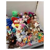 LARGE GROUP OF TY BEANIE BABIES