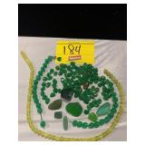ASSORTMENT OF LOOSE GREEN GEMSTONES & TUMBLED