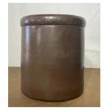 1 gallon brown crock. Has a crack on the bottom.