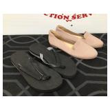 (2) Pairs of Womenï¿½s 9 Shoes Lot - Flip Flops &