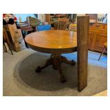 Round Oak Kitchen Table with (2) Leaves