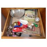 CONTENTS OF DRAWER: VEGGIE STEAMER, MEASURING