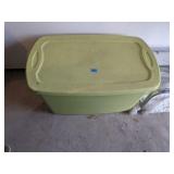 TOTE WITH SPINNING YARD DECORATIONS