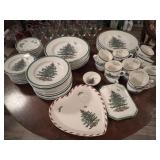 Spode Christmas dinnerware. 18 Dinner plates 14