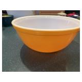 Vintage orange Pyrex 2 1/2 quart mixing bowl