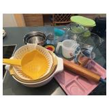 Kitchen items incl. mixing bowls, measuring cups