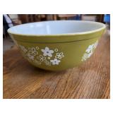Green vintage Pyrex 2 1/2 quart mixing bowl