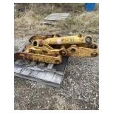 Hydraulic thumb for a CAT 326