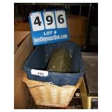 LOT: WICKER BASKETS AND CANDLE LOT: WICKER BASKETS AND CANDLE