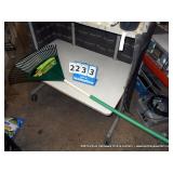 GREEN THUMB PLASTIC EXTRA WIDE LEAF RAKE