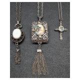 * 3 vintage pendant necklaces