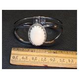 * Hinged bracelet ivory colored centerpiece