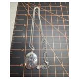 Cross pendant necklace