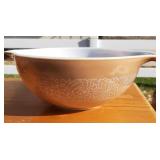 Pyrex medium sized glass mixing bowl