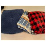 25x25" blue cushion & 2 blankets