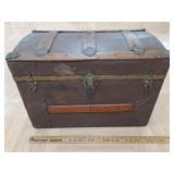 > Old wood & metal steamer trunk 26wx15dx19h