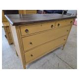 > 4 drawer solid wood dresser - good sturdy