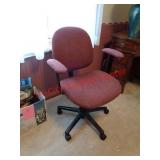 ADJUSTABLE OFFICE / COMPUTER DESK CHAIR ON CASTERS
