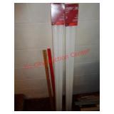 4 NEW FLUORESCENT LIGHT BULBS & 2 YARD STICKS