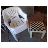 4 PLASTIC PATIO CHAIRS & END TABLE