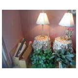 2 ROUND TABLES - TABLE LAMPS - WALLPAPER  ++