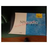 NIV AUDIO BIBLE ON CD IN ZIPPERED CASE - LIKE NEW