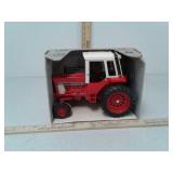 Ertl International 1586 tractor with cab