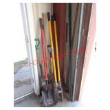 POST HOLE DIGGER, HOE, SHOVELS +++
