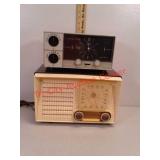 2 vintage radios 
RCA Victor model RJ51B,