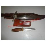 2 KNIVES & LEATHER CASES