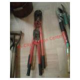 > 2 bolt cutters