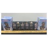 8 Figurines