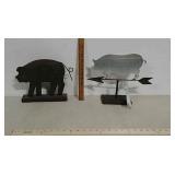 2 metal pig decorations
