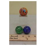 3 Large marbles w/ stand