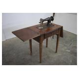 VINTAGE SINGER SEWING MACHINE WITH WOODEN TABLE