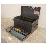 METAL TOOLBOX WITH CONTENTS OF LATHE CUTTING TOOL